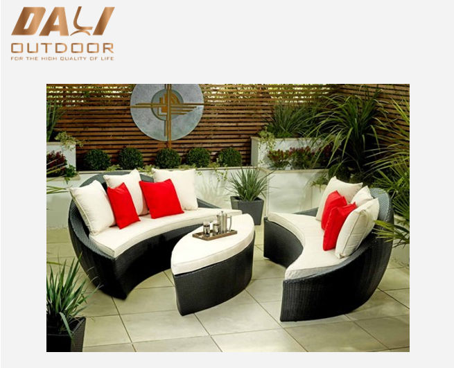 Furnitur anyaman Patio yang populer, kursi berjemur taman bulat / sofa daybed rotan dengan bantal