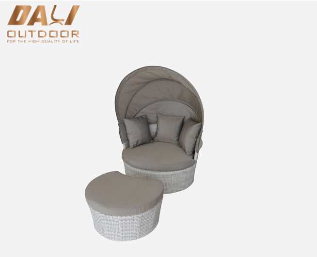 Rekreasi luar ruangan poli rotan tempat tidur matahari furnitur teras bulat kursi malas dengan tumpuan kaki