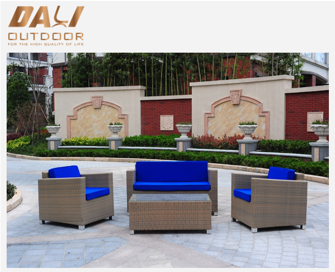 4 buah set sofa rotan taman luar ruangan
